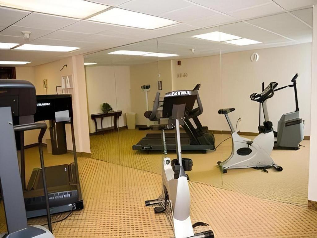 Garden Plaza Hotel Saddle Brook Buitenkant foto