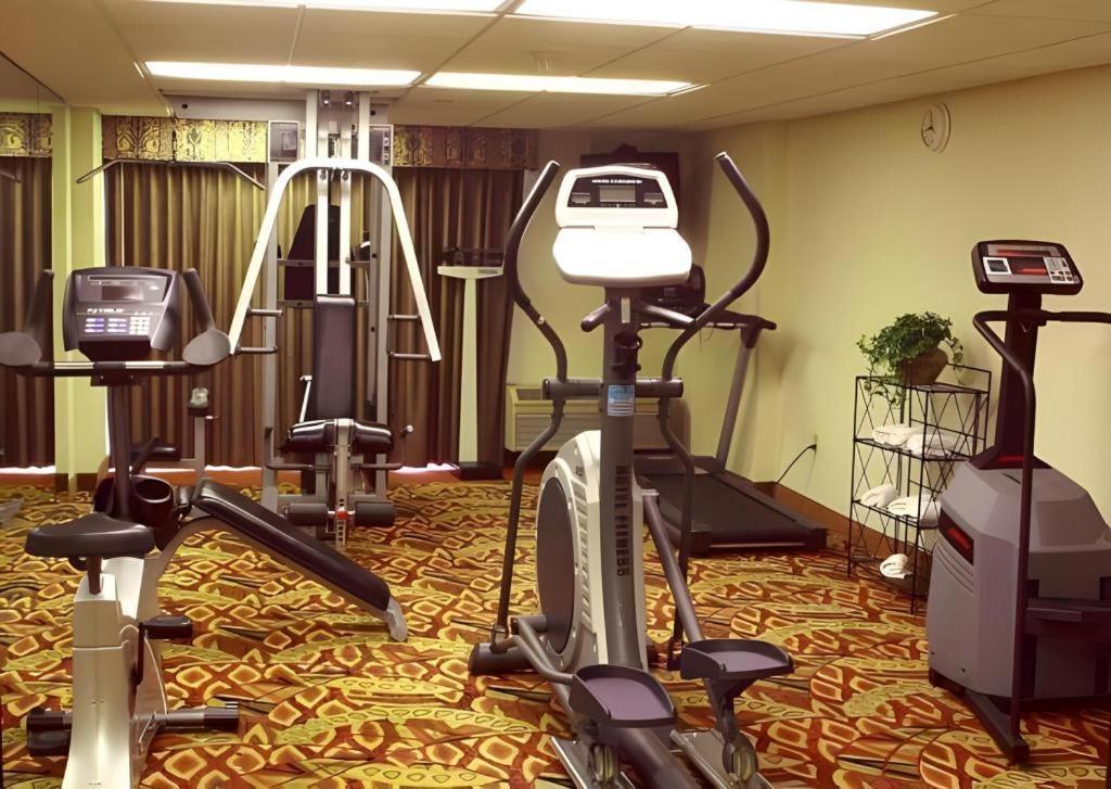 Garden Plaza Hotel Saddle Brook Buitenkant foto