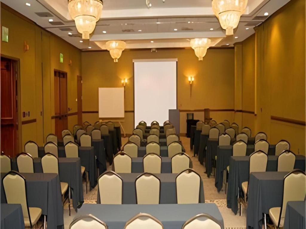 Garden Plaza Hotel Saddle Brook Buitenkant foto