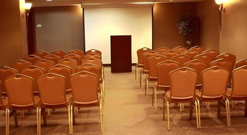 Garden Plaza Hotel Saddle Brook Buitenkant foto