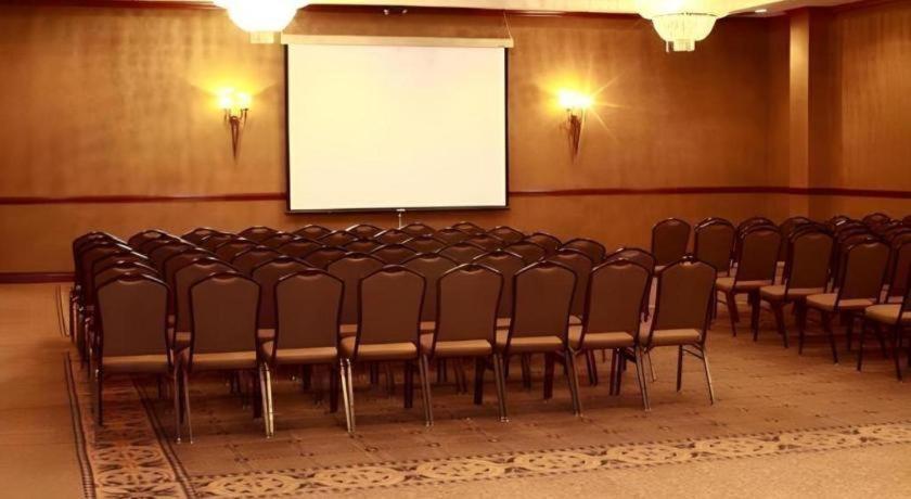 Garden Plaza Hotel Saddle Brook Buitenkant foto