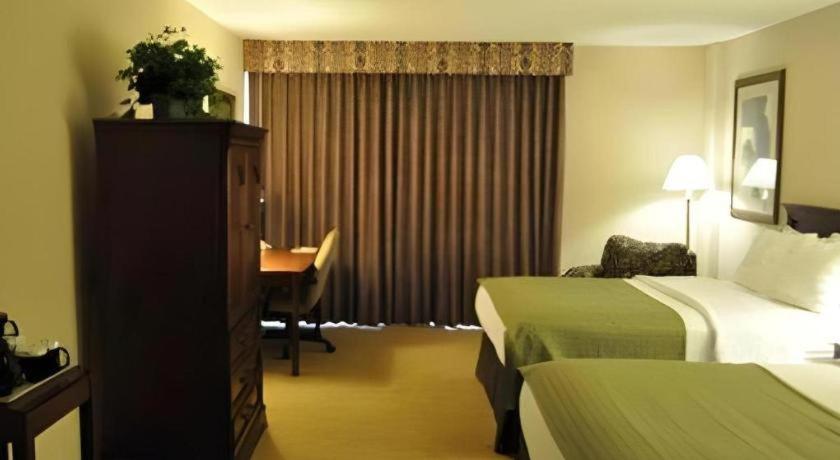 Garden Plaza Hotel Saddle Brook Buitenkant foto